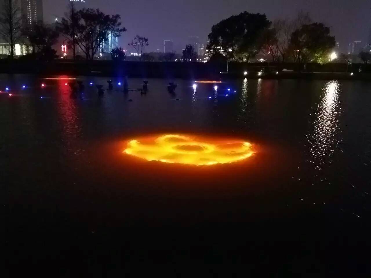 長(zhǎng)沙威彎彎管——蓮花造型燈落戶橘子洲百米高噴